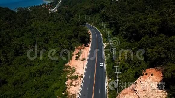 沿着海滩的街道前进。 鸟瞰图