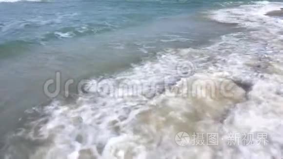 海浪带着贝壳翻过海岸视频