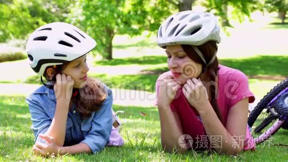 母亲和女儿在公园骑自行车休息