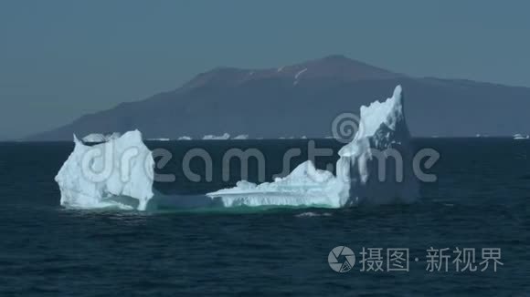 冰原水中的冰山视频