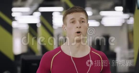 体育运动员在健身房跑步视频