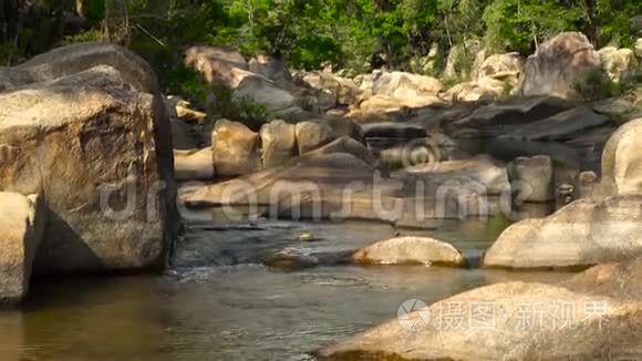 丛林山热带森林里的洛基河。 溪流干净的水在丛林森林的岩石河中流动。 野野野