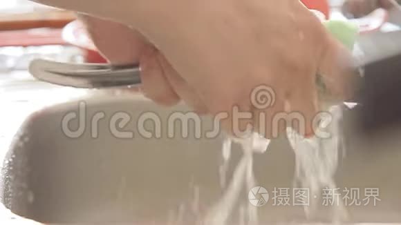 女人洗厨房用具视频