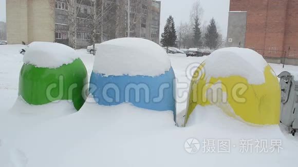 垃圾桶冬季暴风雪大雪视频