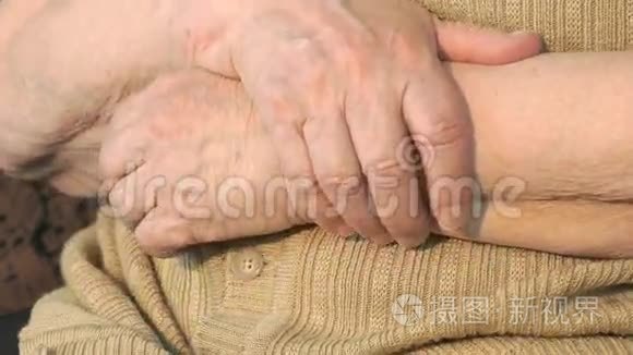 老年妇女的手有皱纹的皮肤视频