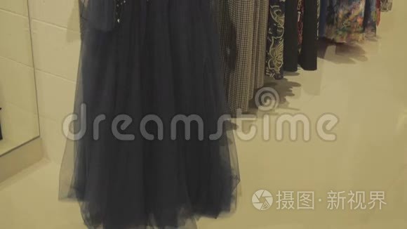 穿现代服装的女性模特视频