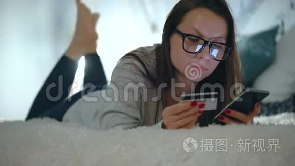 女人在家里用信用卡和智能手机在线支付