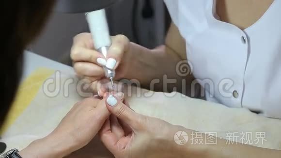 女人在水疗沙龙里修指甲