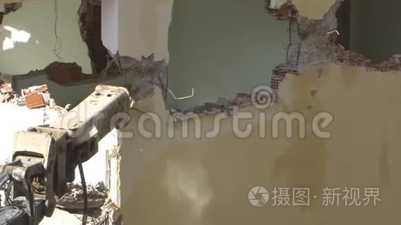用重型机械摧毁旧建筑的过程视频