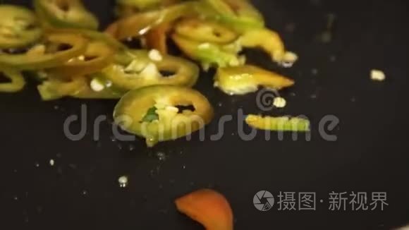 女人用辣椒做红薯玉米饼视频