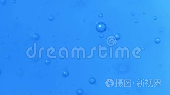 缓慢运动完美的气泡在水中漂浮