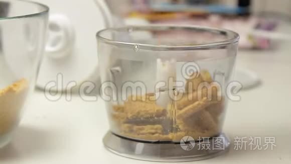 开裂饼干和烹饪奶酪蛋糕