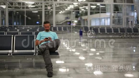 年轻人在机场用手机