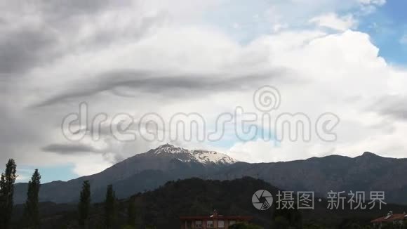 暴风雨前雪山全景视频