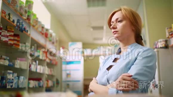 女药剂师站在药房柜台视频