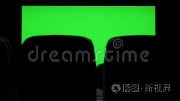 电影院内部有空白电影院屏幕，绿色屏幕和空座位。 电影娱乐