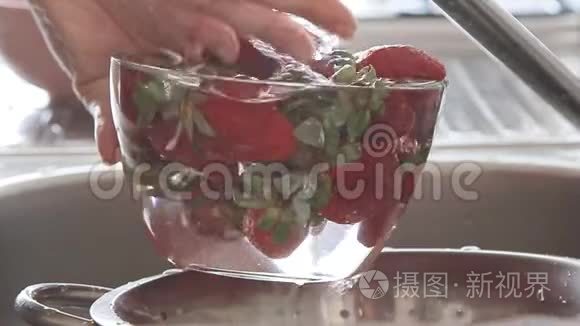 女人在水流下洗草莓视频