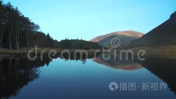 在天空中静静的湖和山的画面视频