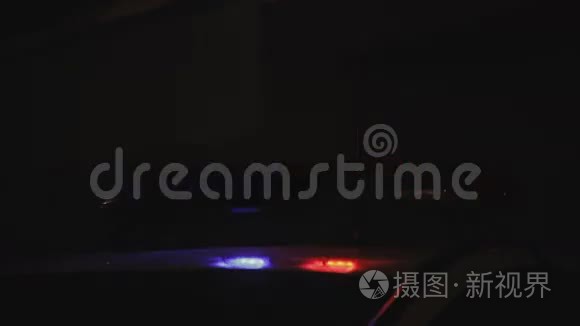 夜城警方灯光闪烁