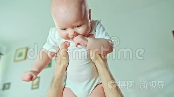 男性手臂抱着婴儿视频