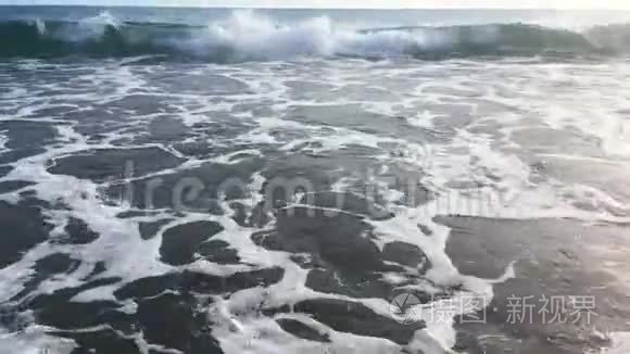 蓝色海浪在海洋热带海滩冲浪视频