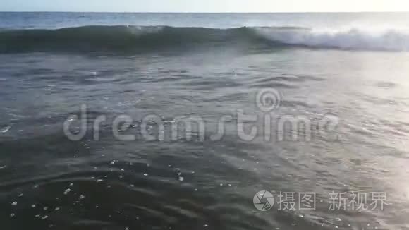 蓝色海浪在海洋热带海滩冲浪视频