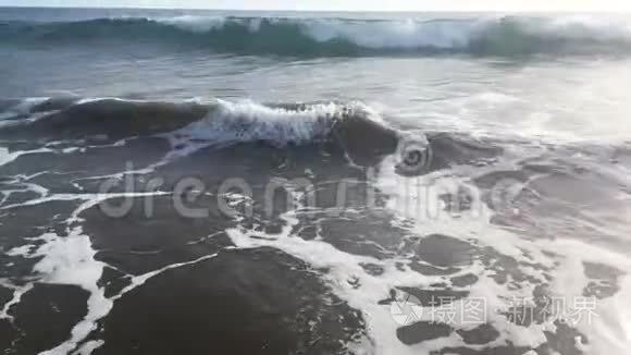 蓝色海浪在海洋热带海滩冲浪视频