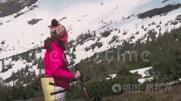 山里的女徒步旅行者视频