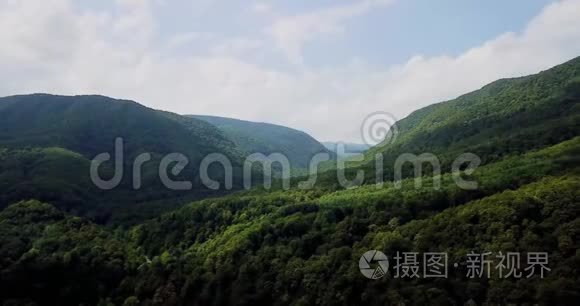 高加索山脉和森林的美丽空中景观