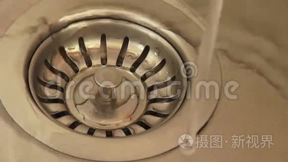 水槽中从自来水流出的水流 实时水漂概念mov格式视频下载 正版视频编号048c7m 摄图新视界视频库