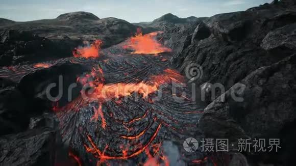 熔岩从火山熔岩喷发流出视频