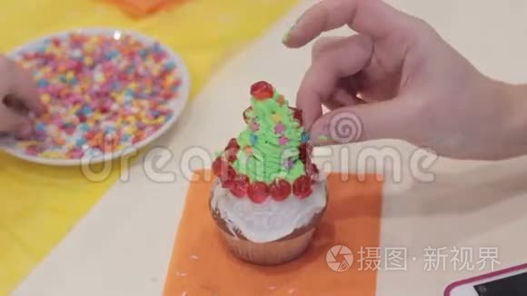 纸杯蛋糕小女孩装饰松饼视频