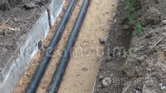 两条新的黑色水管在沟渠里视频