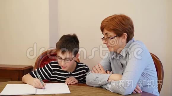 男孩和女人做家庭作业