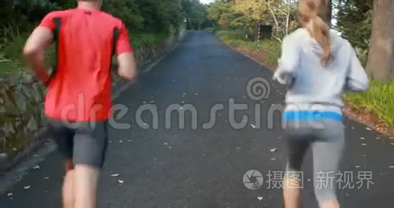 两个人在马路上慢跑视频