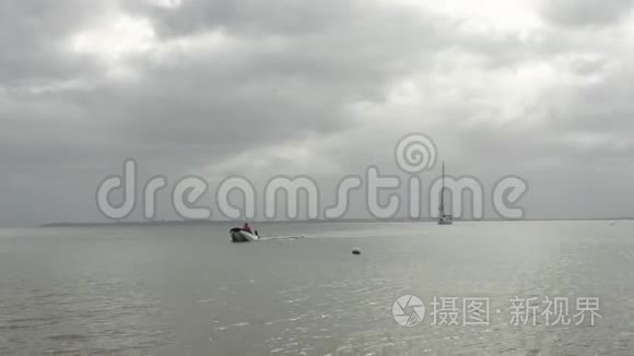 与人们在广阔的海洋上划船视频