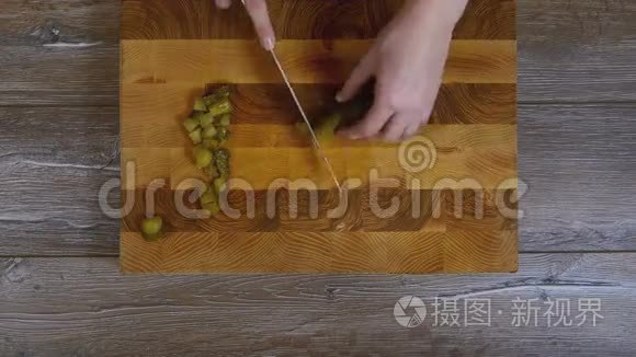 女人的手切片腌制黄瓜视频