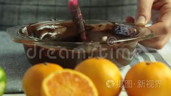 用橘子果冻做巧克力慕斯奶油视频