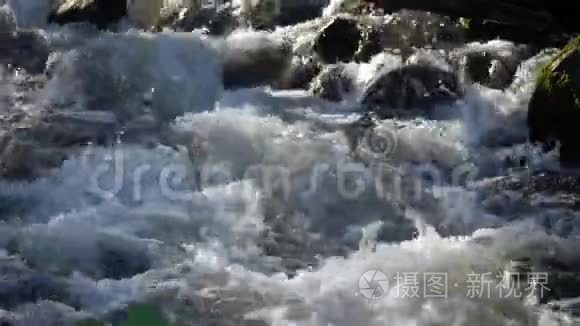 用白色和透明的气泡堵住水流视频