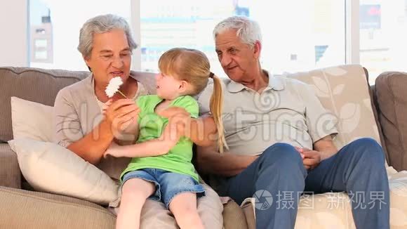 孙女和她的祖父母视频
