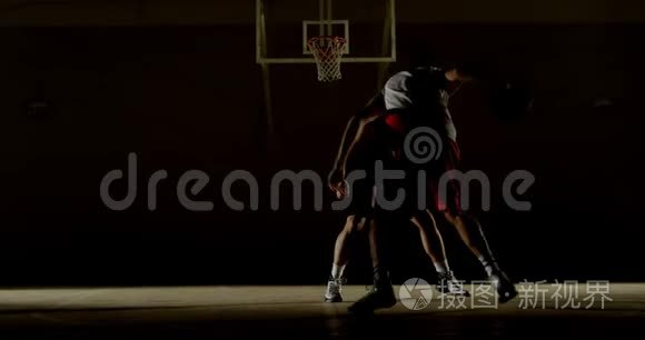 运动员在球场打篮球视频
