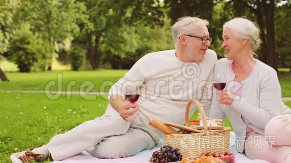 快乐的老两口在夏日公园野餐视频