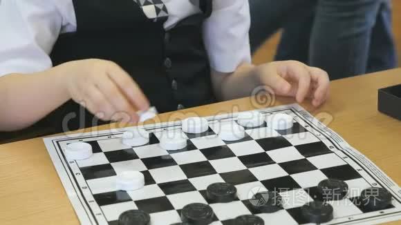 孩子在幼儿园室内玩跳棋视频