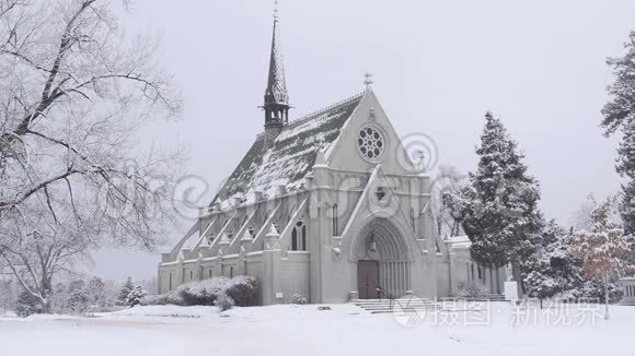 暴风雪中的无缝环形教堂
