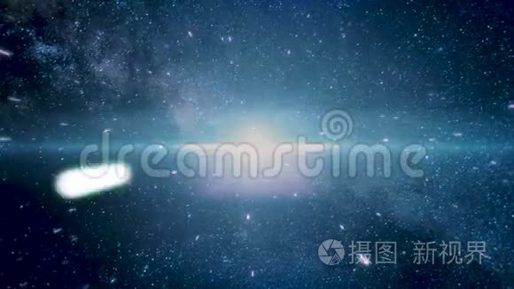 星云、蓝色恒星和黑色宇宙背景之间的超空间疯狂快速飞行。 飞得飞快