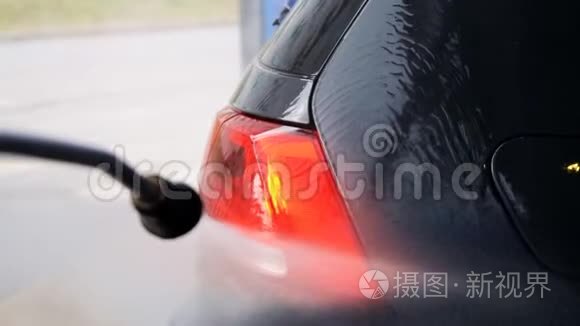 洗车。