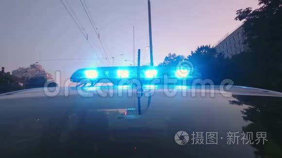 巡逻车、急救车和执法人员身上的蓝色警灯闪烁