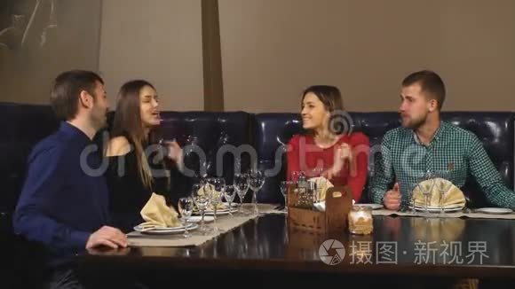 两位夫妇一起在餐厅享用美食视频