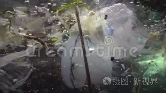 塑料垃圾等杂物漂浮在水下.. 海洋污染。 水中的塑料碎片，杀死野生动物。