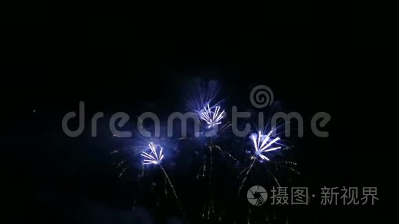 夜空中五彩的节日烟火